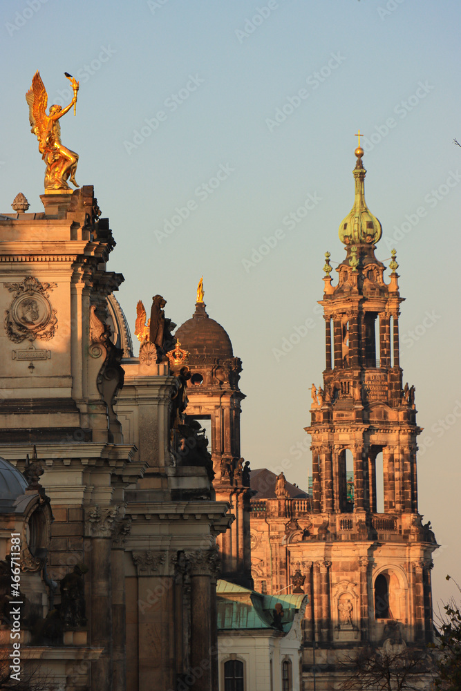 Dresdner Prachtbauten im Morgenlicht; Kunstakademie, Ständehaus und Hofkirche von der Brühlschen Terrasse gesehen