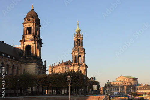 Dresdner Wahrzeichen  Br  hlsche Terrasse mit St  ndehaus  Hofkirche und Semperoper