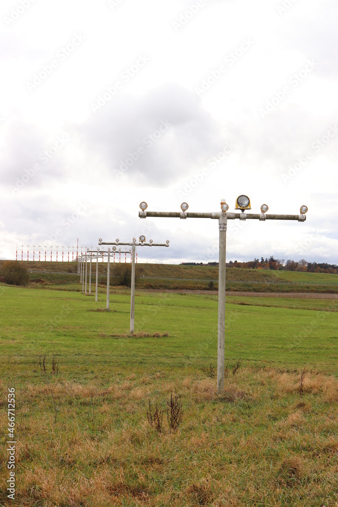 Flughafen Landebahn. Anflugbefeuerung. Herbstlandschaft. Herbstlicht.