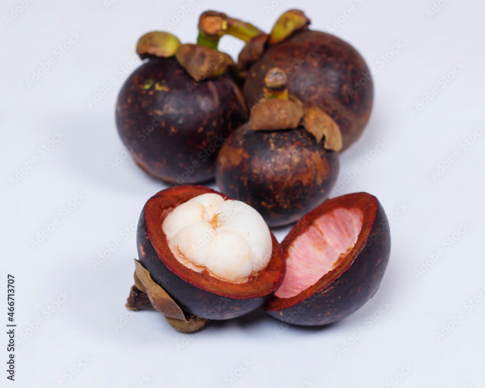 Fototapeta premium Mangosteen is a tropical fruit from Asia. Mangosteen has a distinctive sweet and sour taste. Mangosteen also has a myriad of benefits, properties, and nutritional content that is useful for health.
