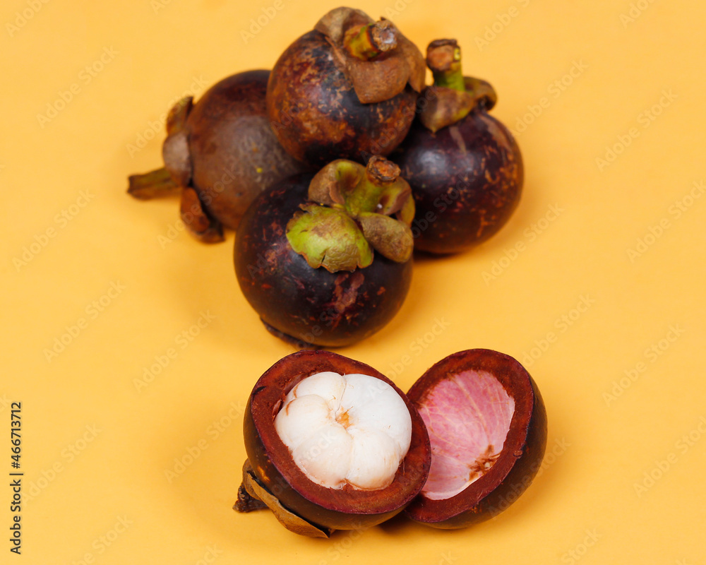 Obraz premium Mangosteen is a tropical fruit from Asia. Mangosteen has a distinctive sweet and sour taste. Mangosteen also has a myriad of benefits, properties, and nutritional content that is useful for health.