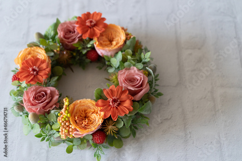                                                                                                                                      Autumn-colored flower wreath using preserved flowers made by Florist in Tokyo.                Florist                                           