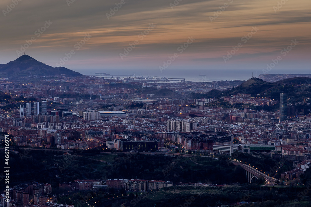 Obraz premium view of the city of Bilbao at sunset from a nearby mountain