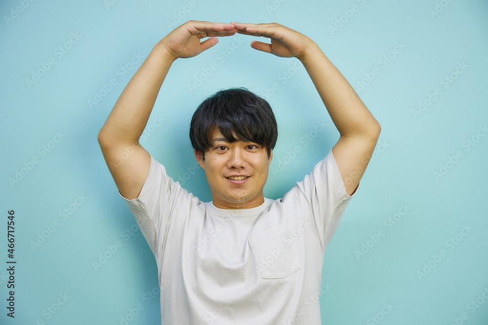 丸を作る白シャツを着たアジア人男性 丸を作る白シャツを着たアジア人男性