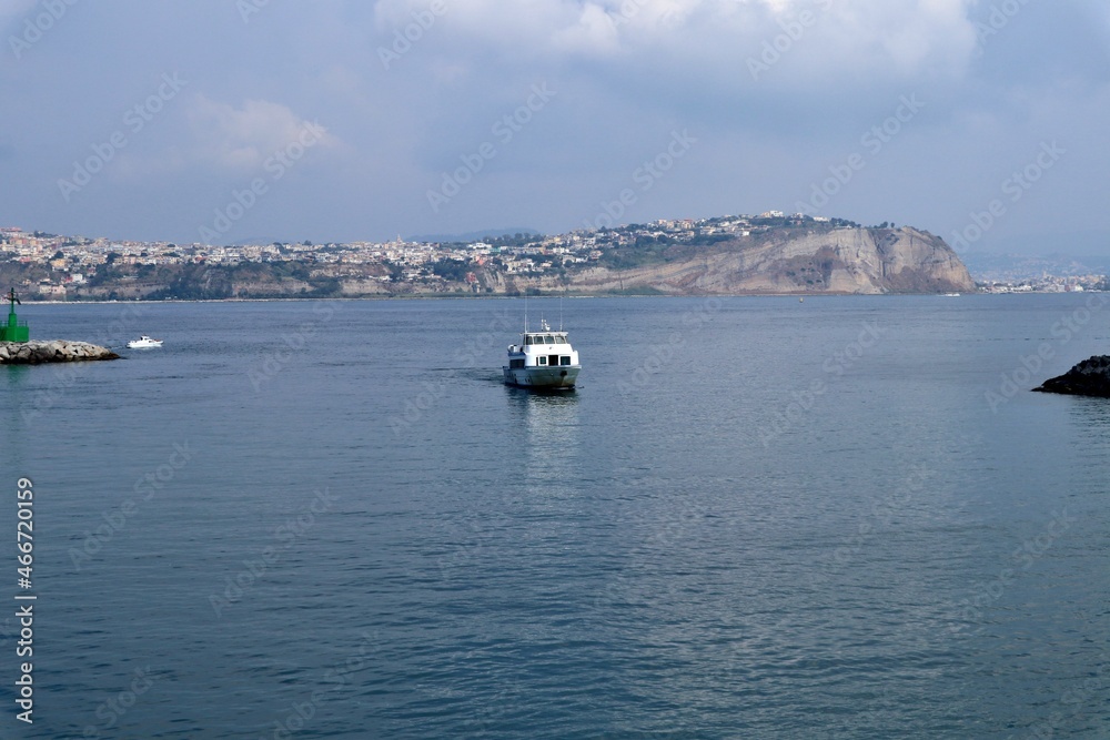 Procida – Barca in entrata al porto di Marina Grande