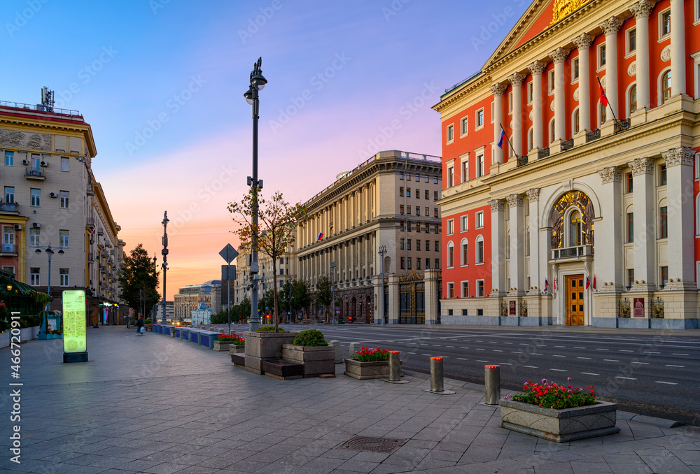 Fototapeta premium Building of Moscow Government on Tverskaya Street in Moscow, Russia. Sunrise cityscape of Moscow