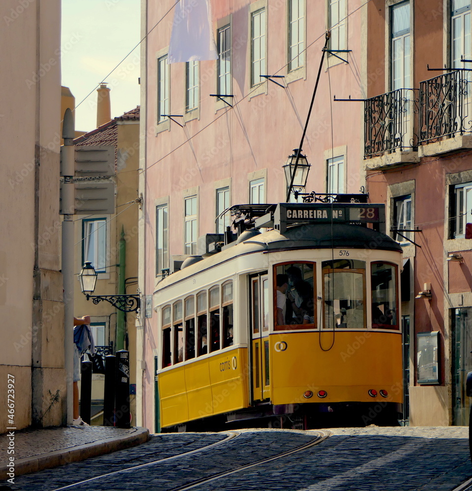 typische Straßenbahn in Lissabons Altstadt