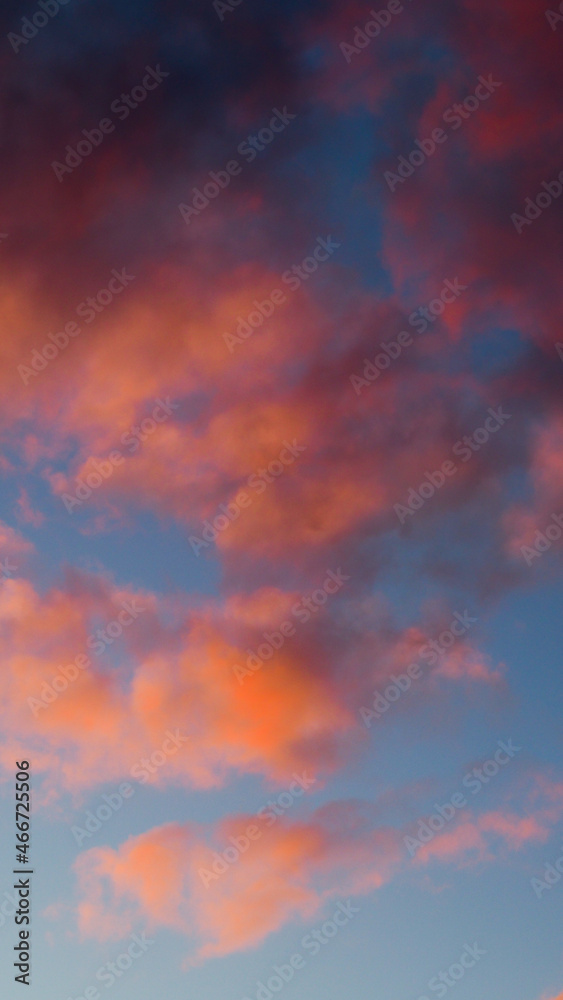 Magnifique ciel rougeoyant sous des Altocumulus résiduels d'un orage en phase de dissipation