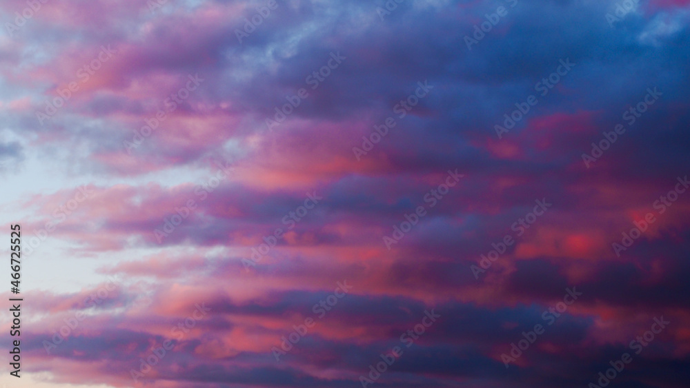 Magnifique ciel rougeoyant sous des Altocumulus résiduels d'un orage en phase de dissipation