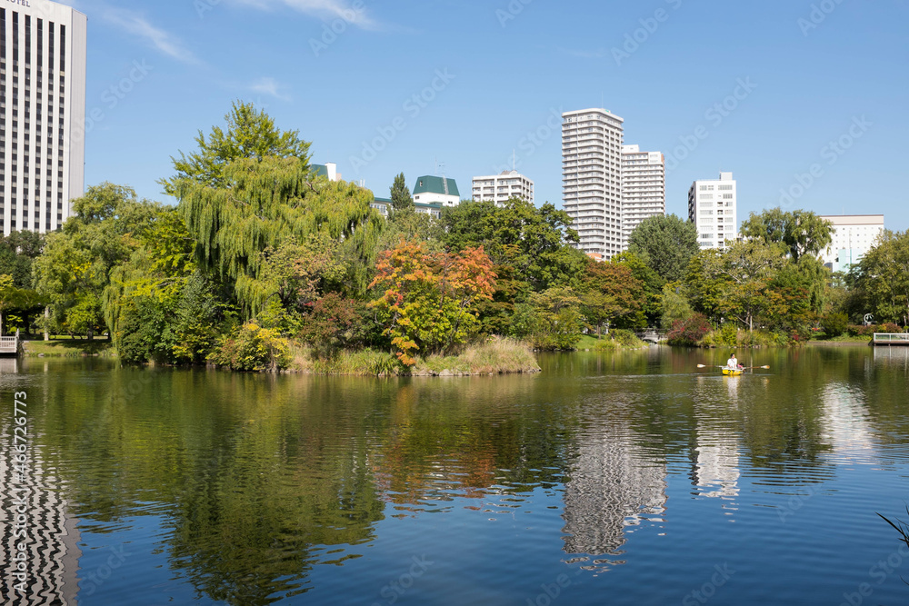삿포로의 여유로운 연못 풍경