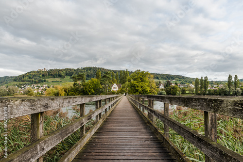 Holzbrücke über den Rhein zur Klosterinsel Werd bei Stein am Rhein. Eschenz, Kanton Thurgau, Schweiz