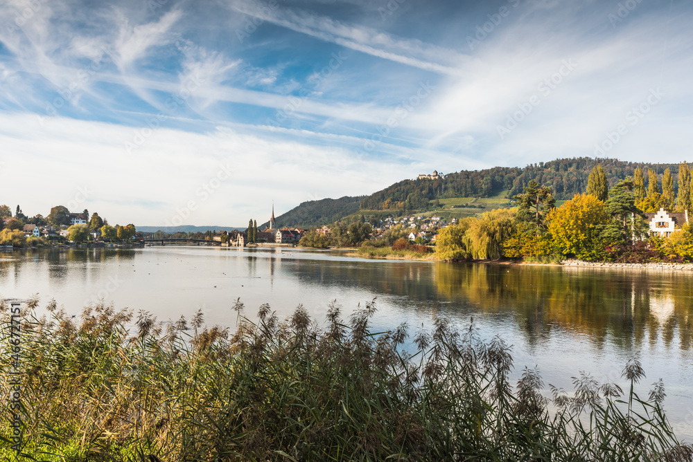 Blick über den Rhein auf die Altstadt von Stein am Rhein, die Burg Hohenklingen und Kloster Werd, Kanton Schaffhausen, Schweiz