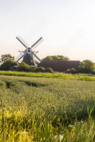 Traditionelle Windmühle in Ostfriesland, Seriemer Mühle im Abendlicht, Niedersachsen, Deutschland