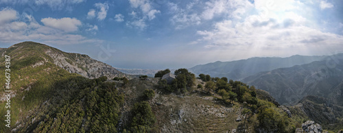 Panoramafoto von den ligurischen Alpen, in Toirano photo