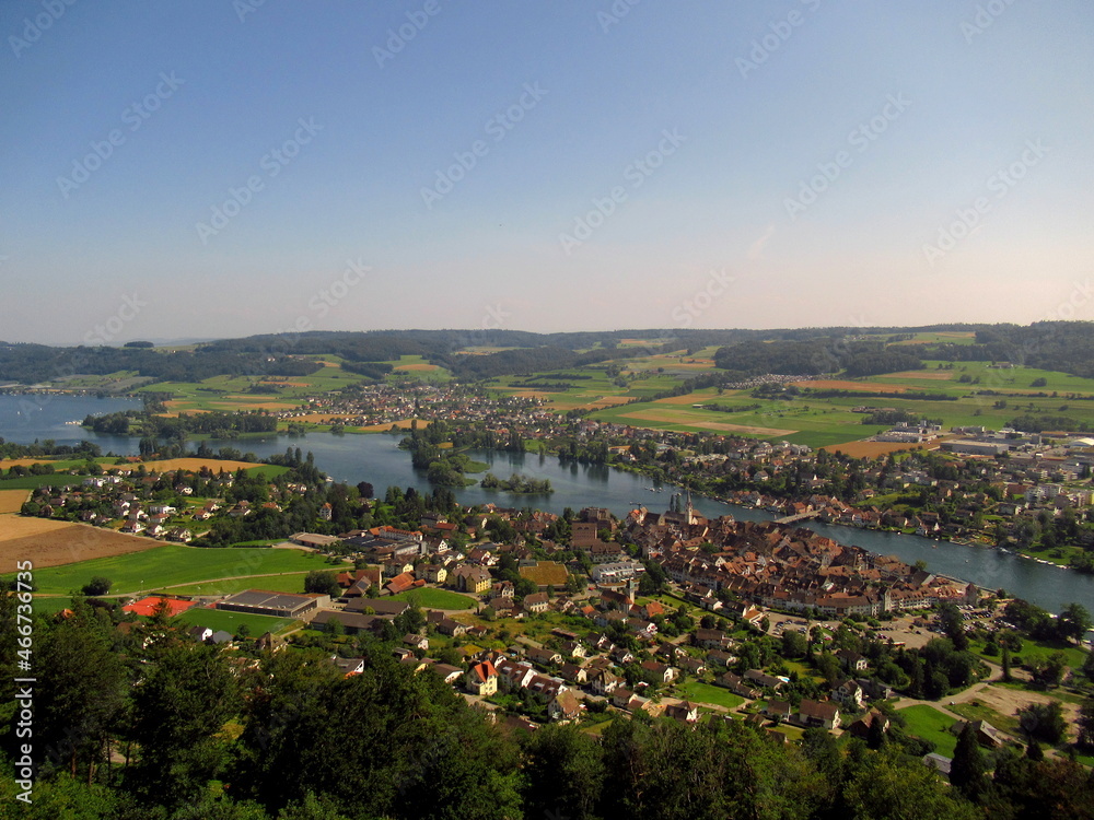 Panorama einer Landschaft mit Dorf an einem Fluss