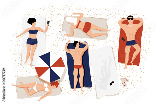 Ludzie opalający się na plaży latem