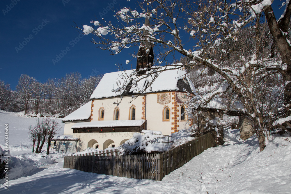 Kirche von St. Kathrein in Bad Kleinkirchheim/Österreich an einem strahlenden Wintertag