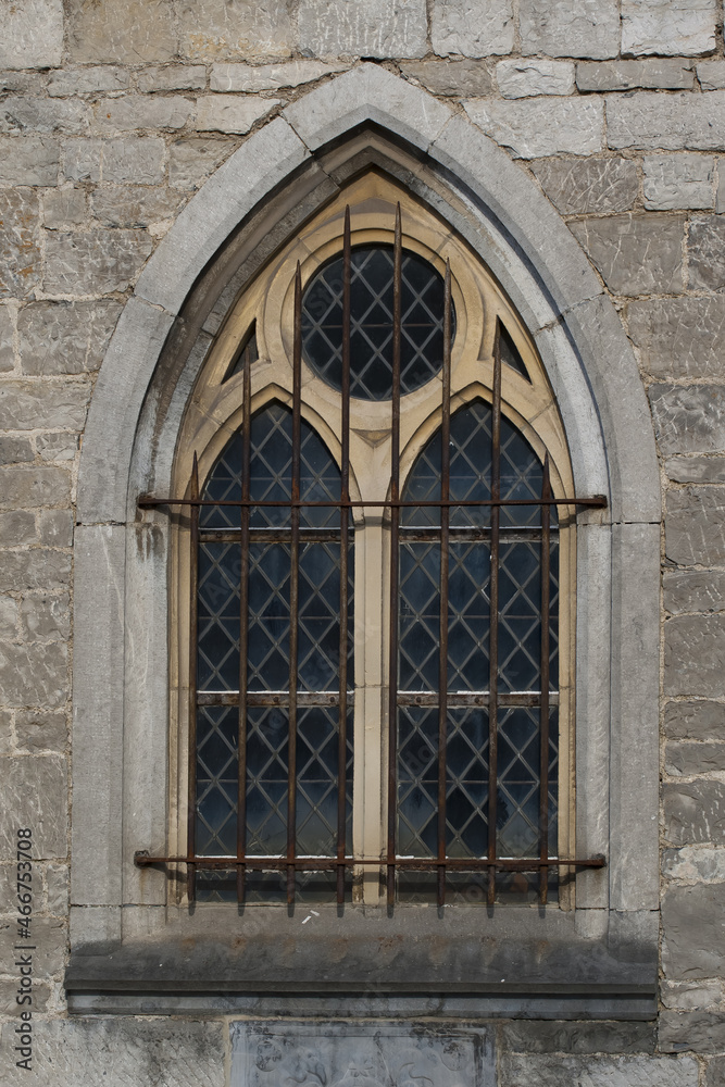 Fenêtre d'église avec barreaux