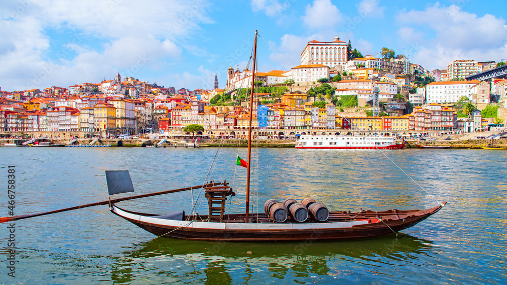 Obraz premium Rabelo Boote Porto am Rio Douro, Küstenstadt Portugals, Brücken, Portwein, Altstadt mittelalterlichen Viertel Ribeira, Flussufer, Douro, Atlantik, Weltkulturerbe