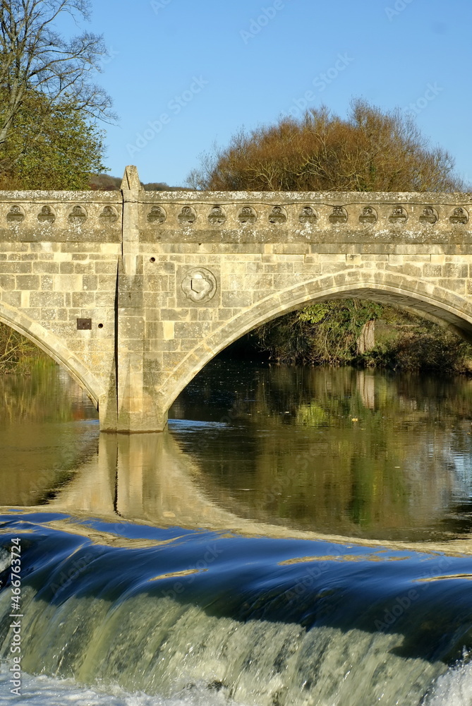 Fototapeta premium Fall foliage around a bridge over the River Avon in Bath, England