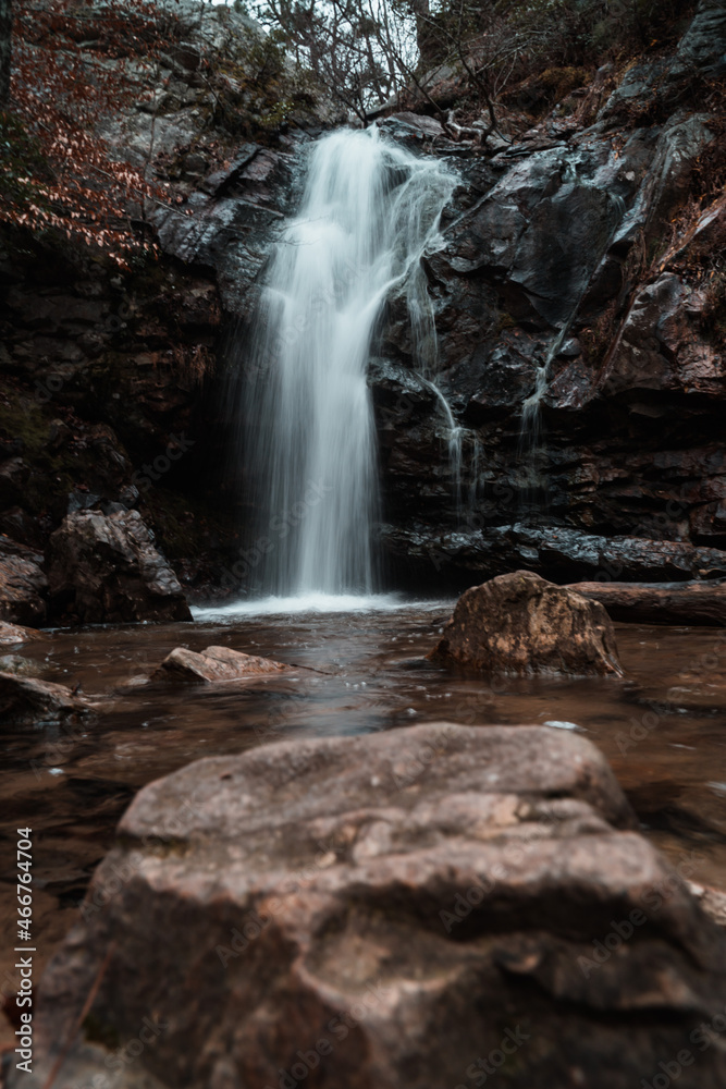 Obraz premium Waterfall in fall