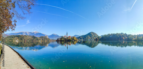 Bled lake with Bled Island, Pilgrimage Church of the Assumption of Maria and mountains in the background, Slovenia, Europe