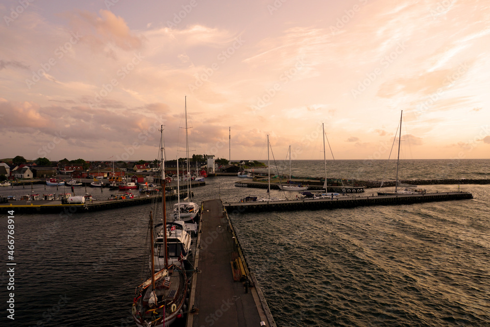 Blick auf die Marina in Bagenkop auf Langeland bei Sonnenuntergang 