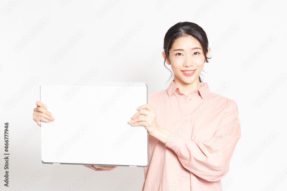 大きいスケッチブックを持っている女性 大きいスケッチブックを持っている女性