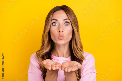 Foto Photo of young attractive woman send air kiss you coquettish date romantic isola