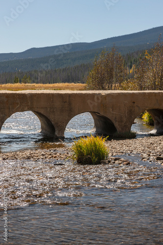 ditch road mit kleiner Brücke über den Colorado River  im Kawuneeche Valley Rocky Mountains National Park photo