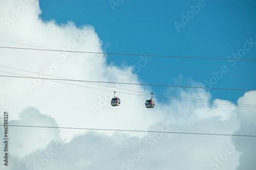 Zwei Gondeln begegnen sich in den Wolken photo