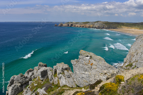 Fototapeta Naklejka Na Ścianę i Meble -  Depuis les roches de Pen Hir vue sur la pointe de Toulinquet à Camaret-sur-Mer (29570), département du Finistère en région Bretagne, France