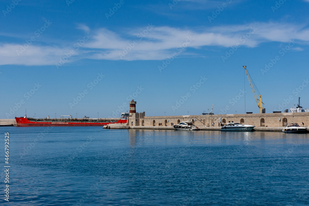 Puglia - Molfetta, veduta del porto