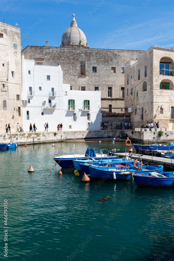 Puglia - Il bellissimo borgo antico e il porto di Molfetta