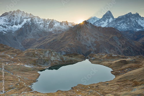 Lacs de Fenêtre avec le Massif du Mont-Blanc en arrière plan en Suisse