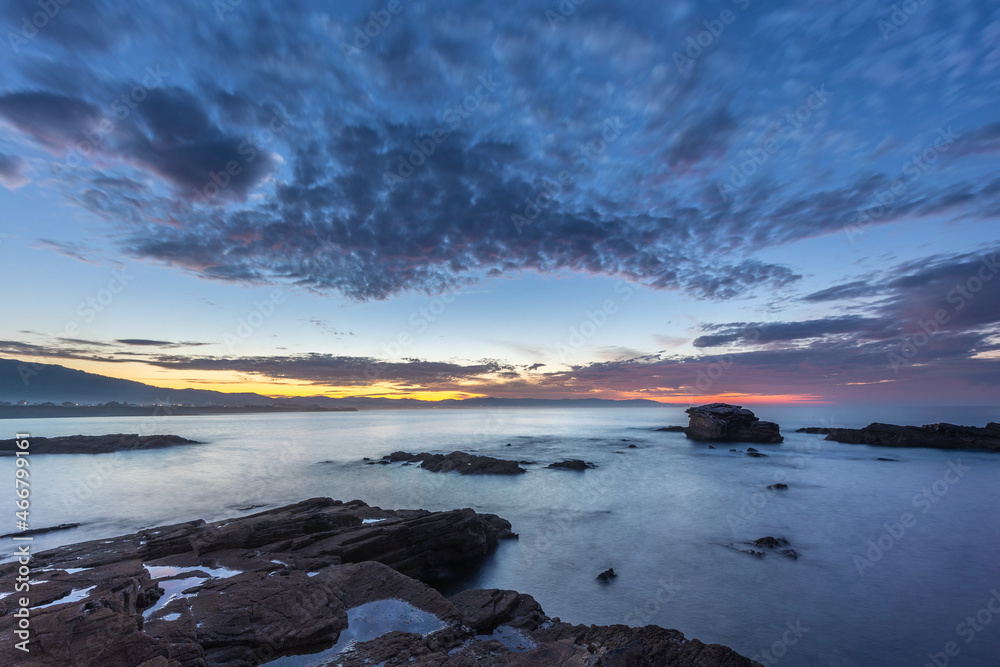 Obraz premium Spectacular sunset of varied color in the sky on the coast of Galicia!