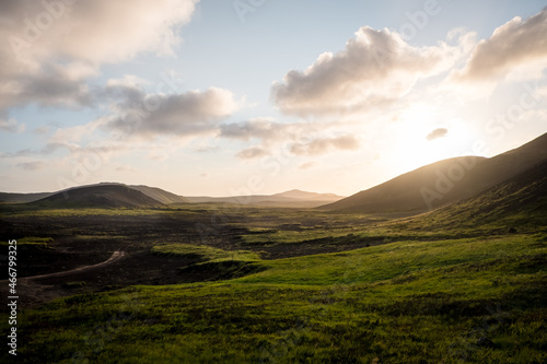 Landschaft bei Island bei Sonnenuntergang / Fagradalsfjall, Fagradalshraun, Geldingardalir