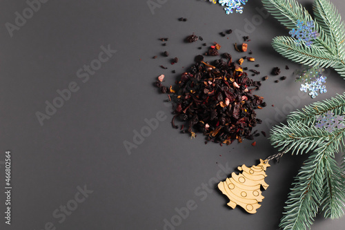 natural black tea with berries and flowers