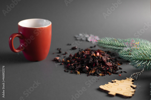 natural black tea with berries and flowers