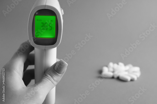 hand holding a thermometer