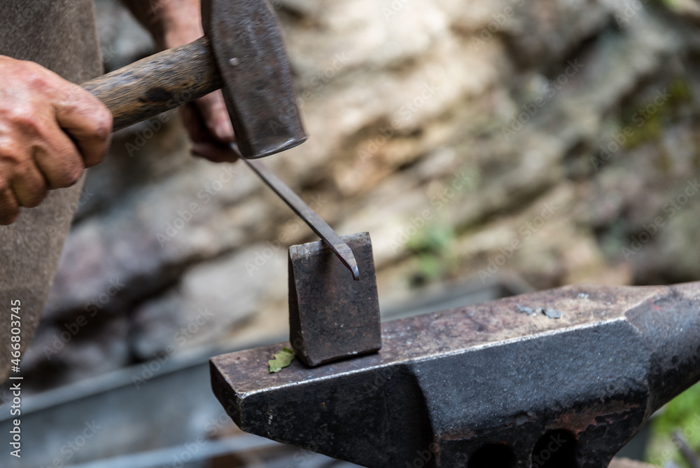 alte Schmiede - Handwerker am Amboss alte Schmiede - Handwerker am Amboss