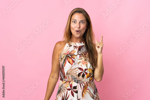 Middle age brazilian woman over isolated background intending to realizes the solution while lifting a finger up © luismolinero