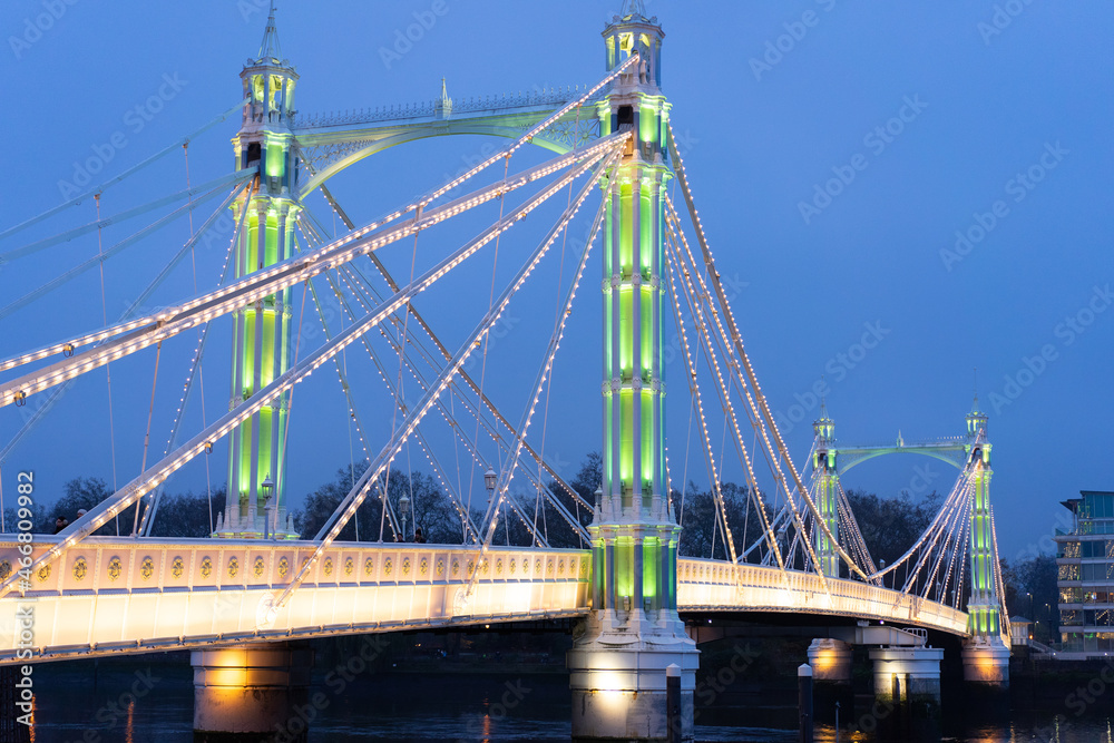 Naklejka premium bridge at night