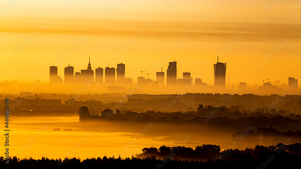 Wschód słońca nad Warszawą, Panorama Warszawy widziana zza mgły, mglista Warszawa, Chwile przed wschodem słońca