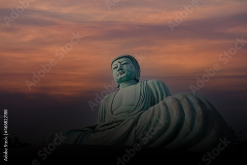 Fotografía A silhouette of Daibutsu or Great Buddha of Lampang