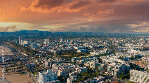 Fényképezés an aerial shot of the cityscape of the City of Santa Monica with vast miles of b