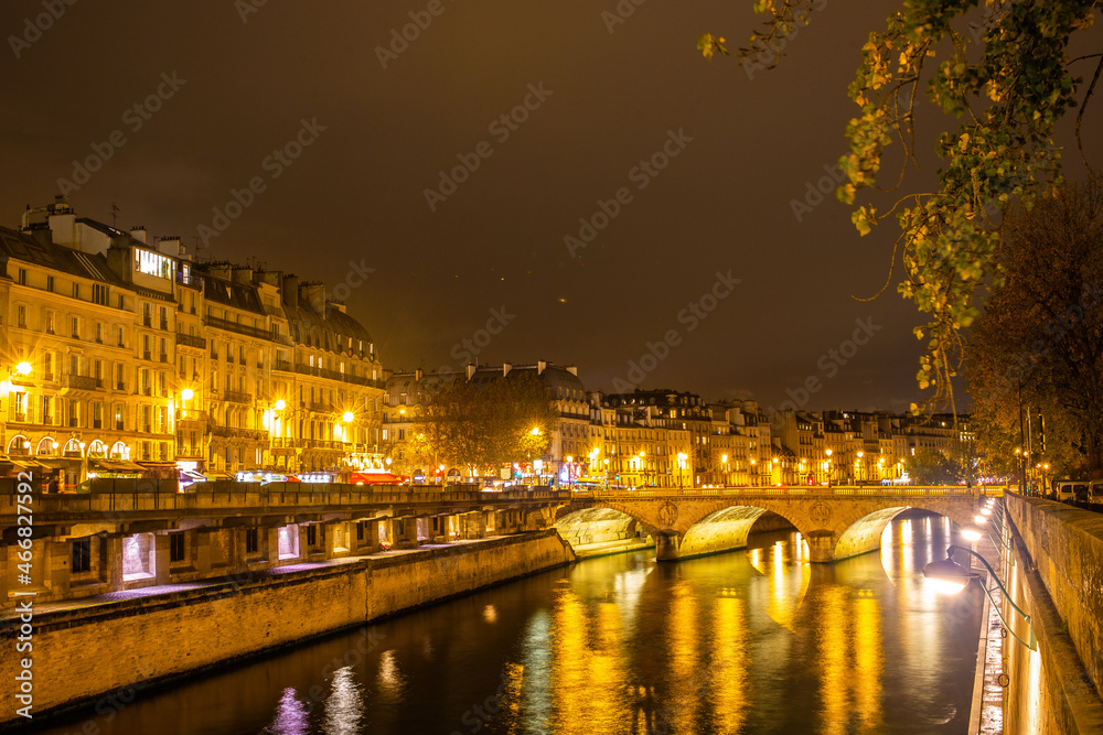 Saint Michel Notre Dame à noite Saint Michel Notre Dame à noite