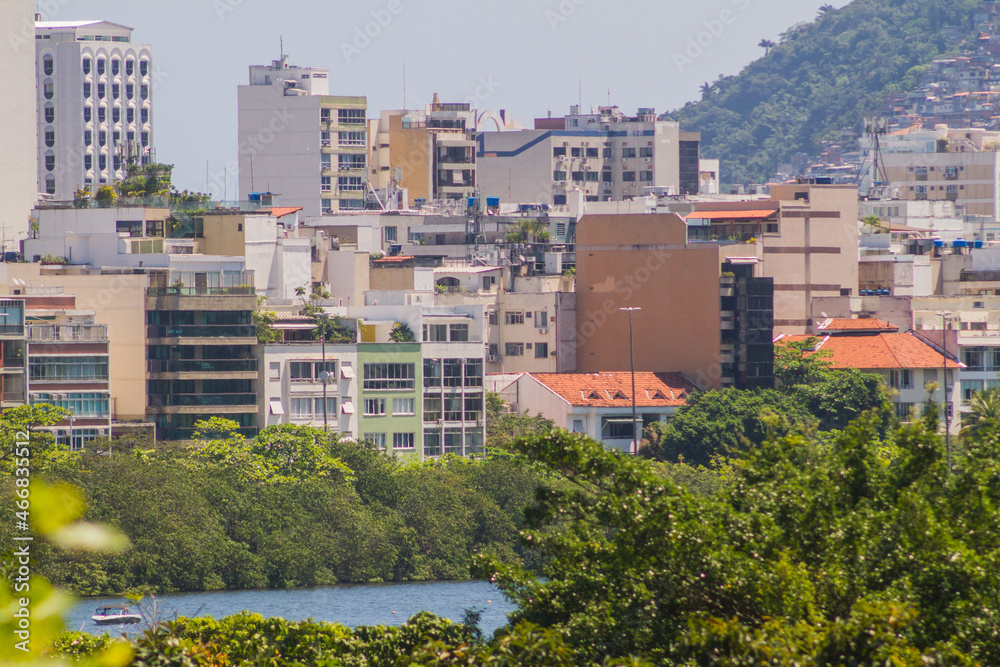 Fototapeta premium rodrigo de freitas lagoon in Rio de Janeiro, Brazil.
