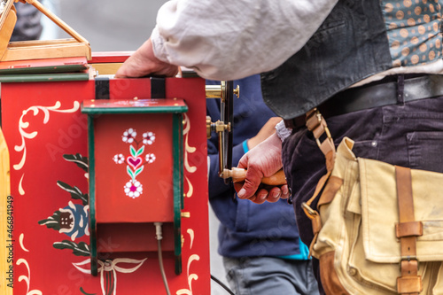 Foto A showman playing a street organ outdoors