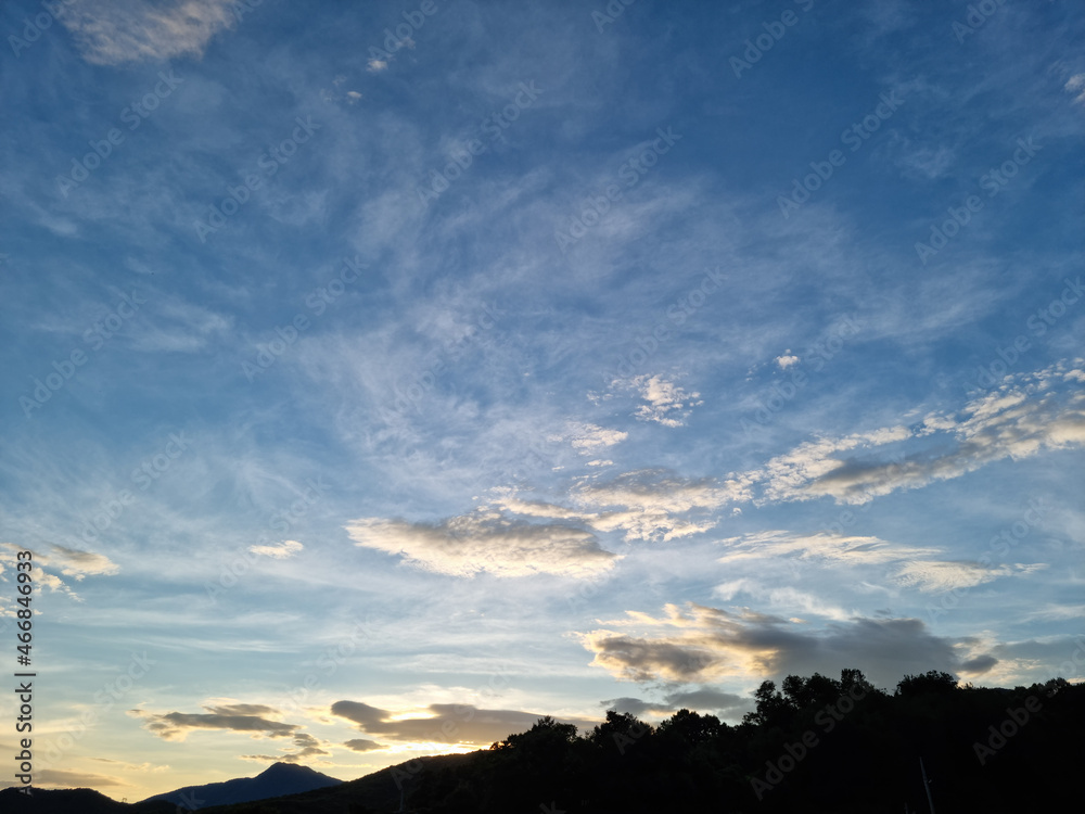 Fototapeta premium cloud and vanilla sky background with dark mountain silhouette